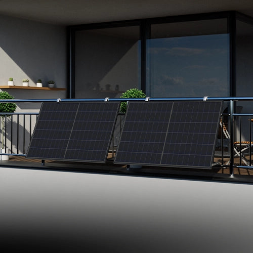 Balkonkraftwerk mit zwei Solarmodulen auf Balkongeländer einer Stadtwohnung montiert
