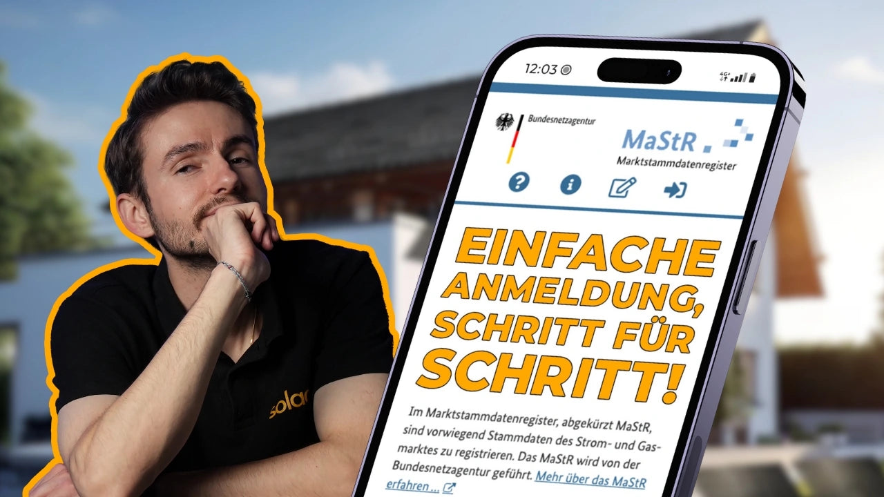 Balkonkraftwerk anmelden im Marktstammdatenregister: Smartphone mit der MaStR-Seite der Bundesnetzagentur und dem Schriftzug „Einfache Anmeldung, Schritt für Schritt!“, daneben Janik Nolden, Geschäftsführer von der solago GmbH