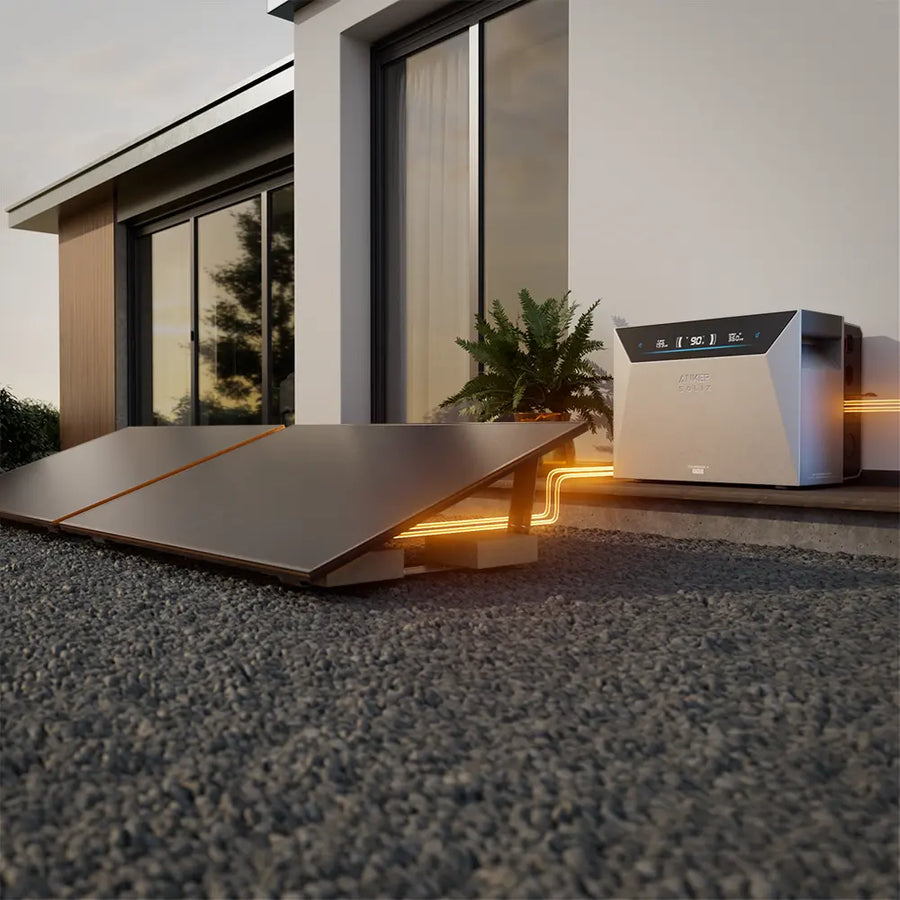 Balkonkraftwerk auf der Terasse vor einem Haus. Zwei Solarmodule mit Falchdachhalterung aufgestellt und Anker SOLIX Solarbank