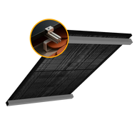 Montageset für ein Solarmodul auf einem Biberschwanzdach mit Spezial-Dachhaken und Befestigungsprofil; Detailaufnahme zeigt die präzise Platzierung der Halterung auf den gebogenen Ziegeln für eine sichere Modulbefestigung.